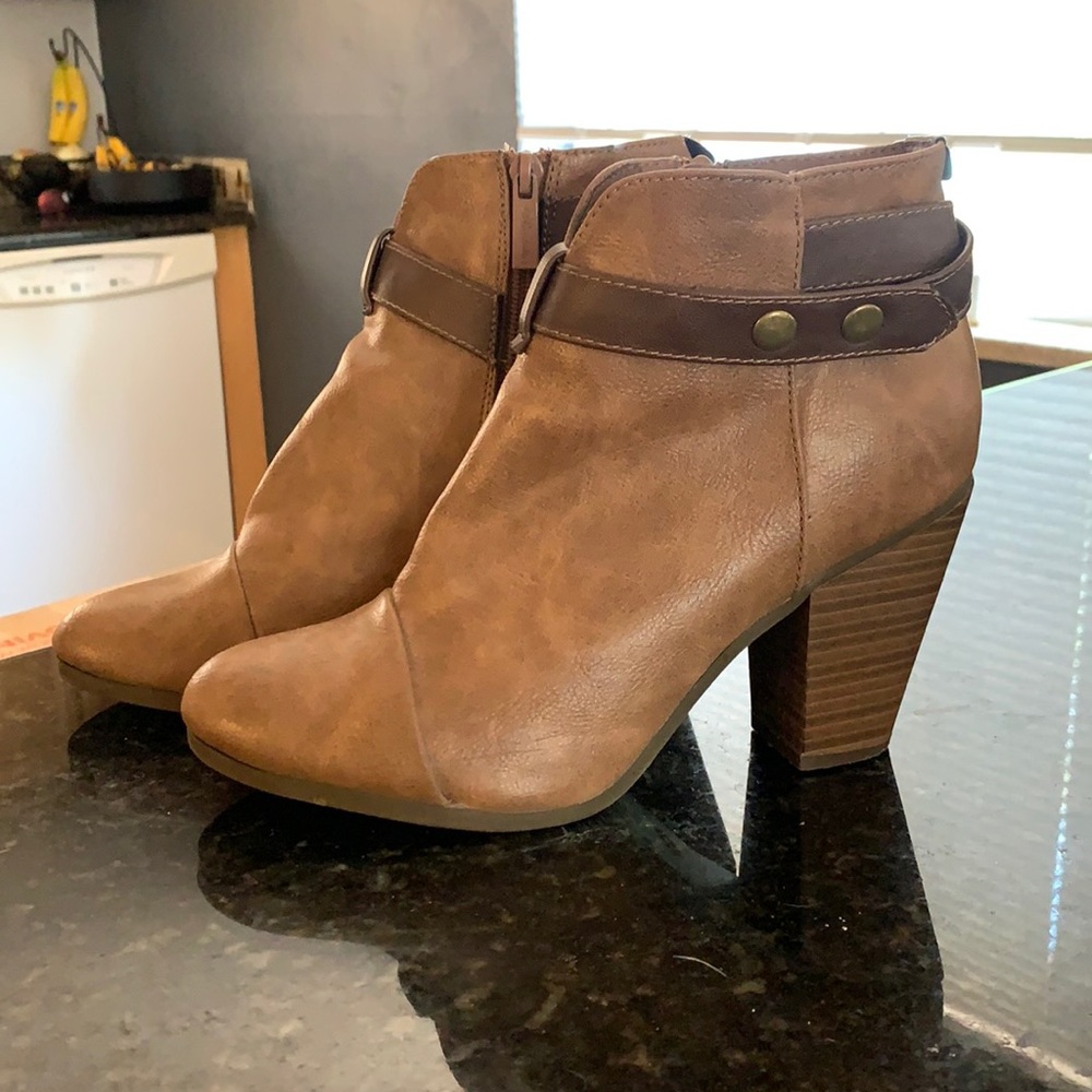 Breckelle’s brown boots